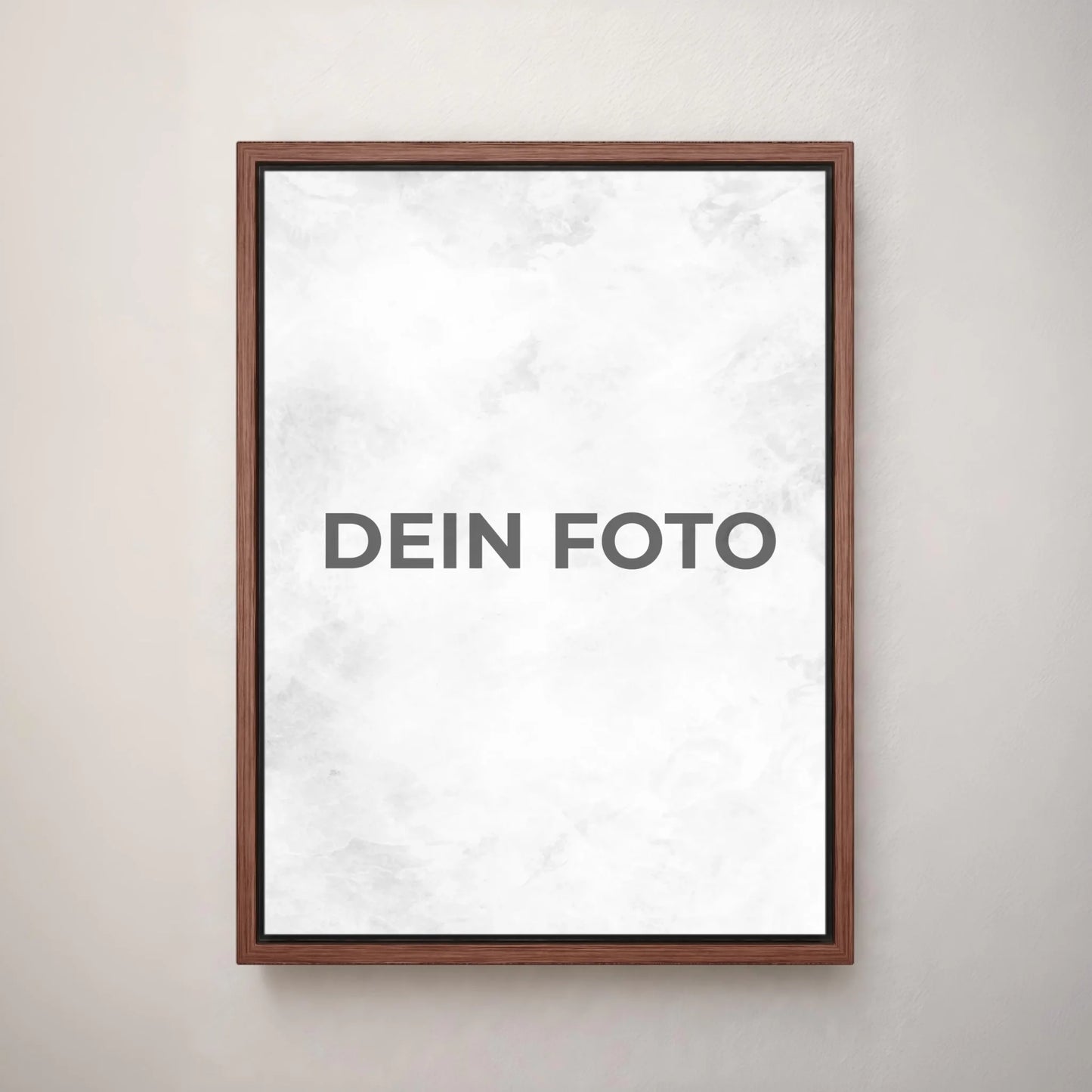Hochwertiges Leinwandbild mit personalisiertem Foto, Hochformat, ideal für individuelle Wanddekorationen. Im Rahmen